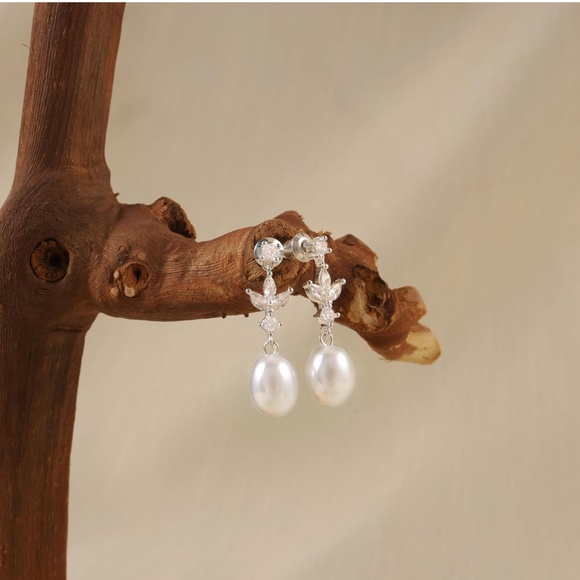 Pearl Drop Earring - Picture 1 of 4